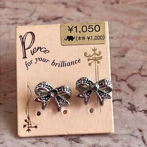Cute sterling silver bow earrings carved